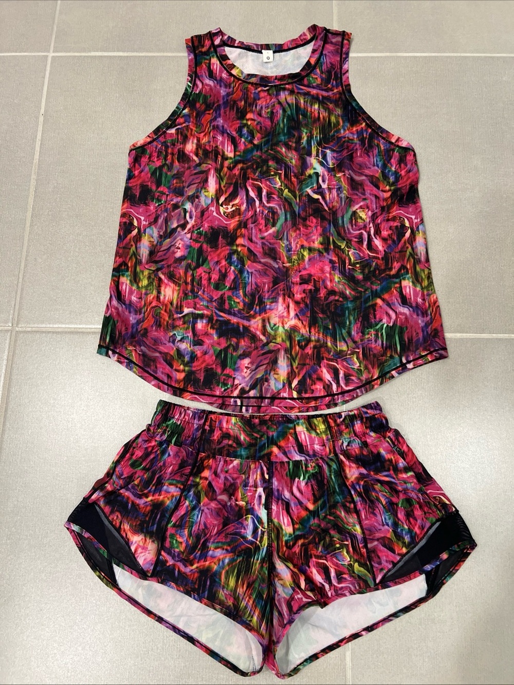 Lululemon lot of 2 Hotty  Hot Women Multicolor Athletic Shorts & matching top 6